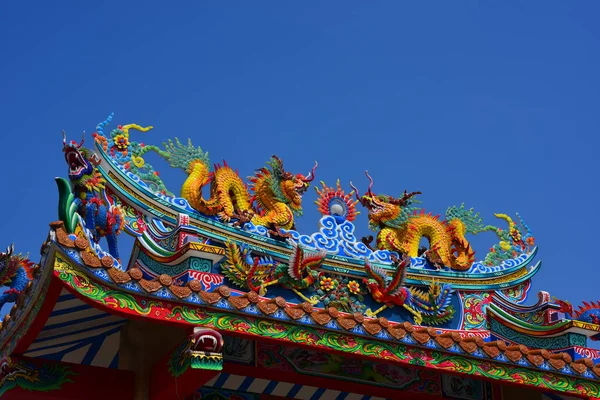 Tayland'da Çin sanat mabedi. Çatıda Çin ejderha heykelleri. Çin dekorasyonu