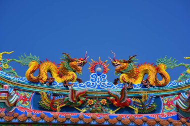 Tayland'da Çin sanat mabedi. Çatıda Çin ejderha heykelleri. Çin dekorasyonu
