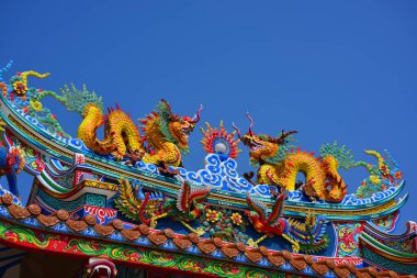 Tayland'da Çin sanat mabedi. Çatıda Çin ejderha heykelleri. Çin dekorasyonu