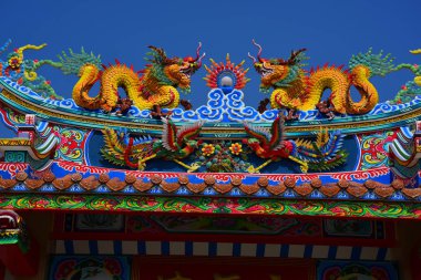 Tayland'da Çin sanat mabedi. Çatıda Çin ejderha heykelleri. Çin dekorasyonu