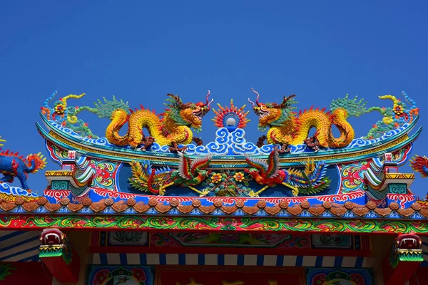 Tayland'da Çin sanat mabedi. Çatıda Çin ejderha heykelleri. Çin dekorasyonu