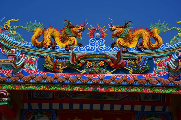 Tayland'da Çin sanat mabedi. Çatıda Çin ejderha heykelleri. Çin dekorasyonu
