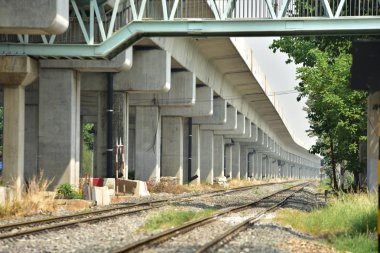 raylar ve taşlar yakın 