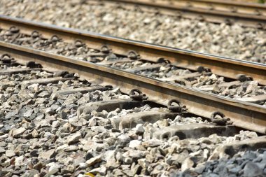 raylar ve taşlar yakın 