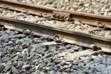 raylar ve taşlar yakın 