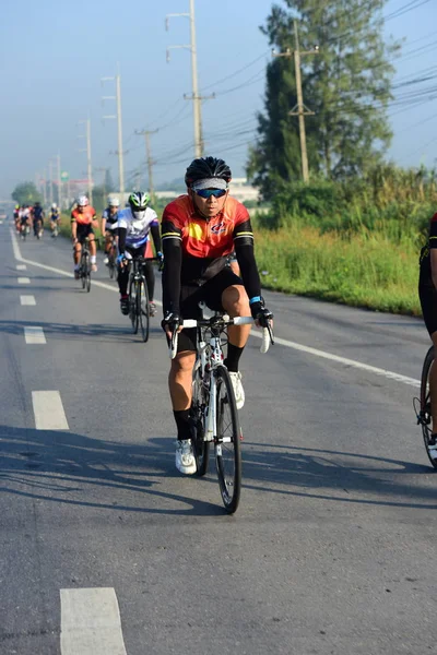 アマチュア自転車選手が競輪チャリティ旅行に彼らの努力を最大限に活用 Nhong ヤイ田舎道 お願い 2018 Nhong チョンブリ タイでの — ストック写真