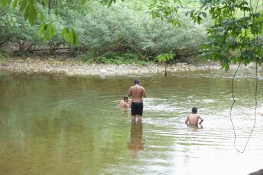 06 Mayıs 2018 - Tayland: Nehirde yüzen insanlar