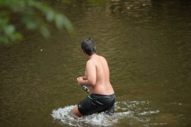 06 Mayıs 2018 - Tayland: Nehirde yüzen insanlar