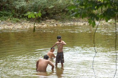 06 Mayıs 2018 - Tayland: Nehirde yüzen insanlar
