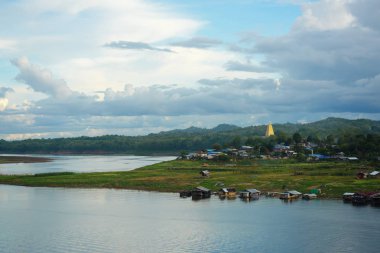 su üzerinde doğa manzara bulutlar