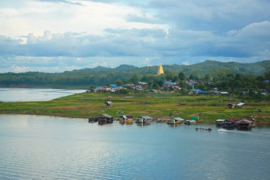 su üzerinde doğa manzara bulutlar