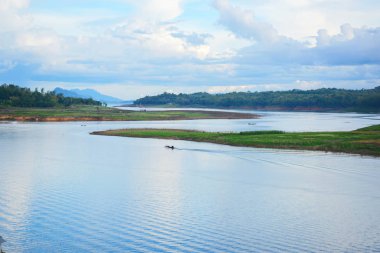 su üzerinde doğa manzara bulutlar