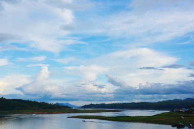 su üzerinde doğa manzara bulutlar