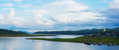 su üzerinde doğa manzara bulutlar