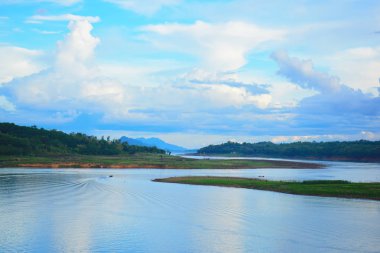 su üzerinde doğa manzara bulutlar