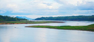 su üzerinde doğa manzara bulutlar