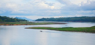 su üzerinde doğa manzara bulutlar