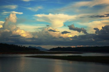su üzerinde doğa manzara bulutlar