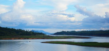 su üzerinde doğa manzara bulutlar