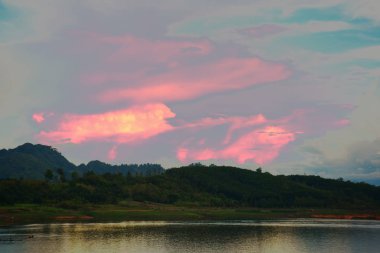 su üzerinde doğa manzara bulutlar