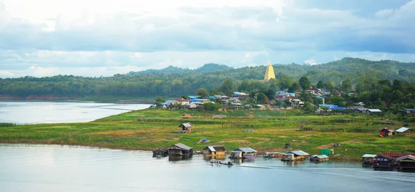su üzerinde doğa manzara bulutlar