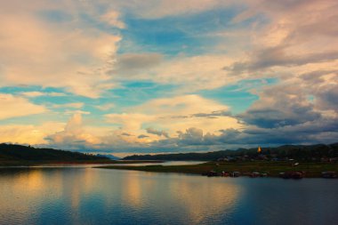 su üzerinde doğa manzara bulutlar