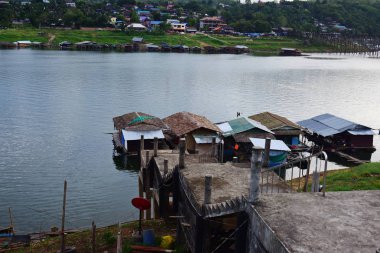 su üzerinde doğa manzara bulutlar