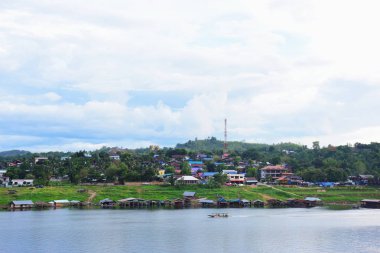 su üzerinde doğa manzara bulutlar