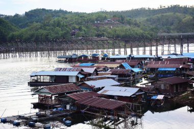 su üzerinde doğa manzara bulutlar