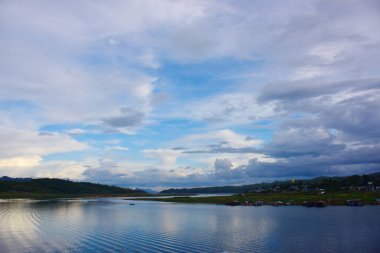 su üzerinde doğa manzara bulutlar