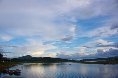 su üzerinde doğa manzara bulutlar