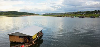 su üzerinde doğa manzara bulutlar