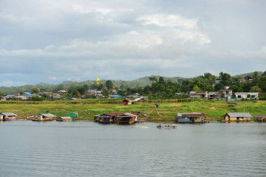 su üzerinde doğa manzara bulutlar