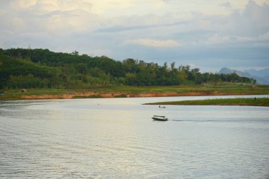 su üzerinde doğa manzara bulutlar