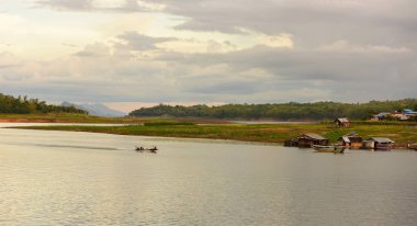 su üzerinde doğa manzara bulutlar