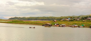 su üzerinde doğa manzara bulutlar