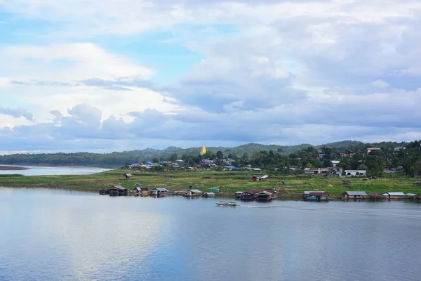 su üzerinde doğa manzara bulutlar