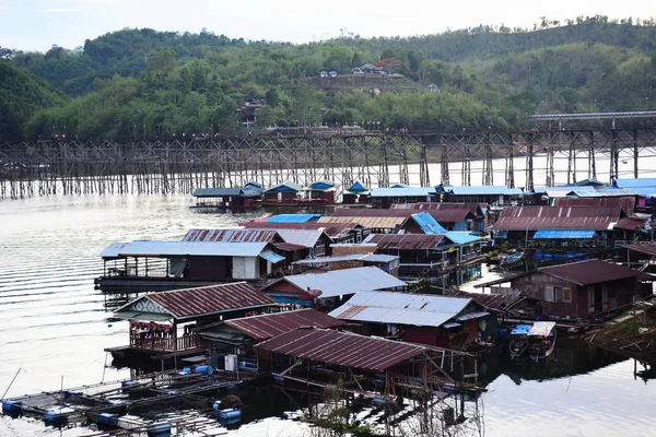 su üzerinde doğa manzara bulutlar