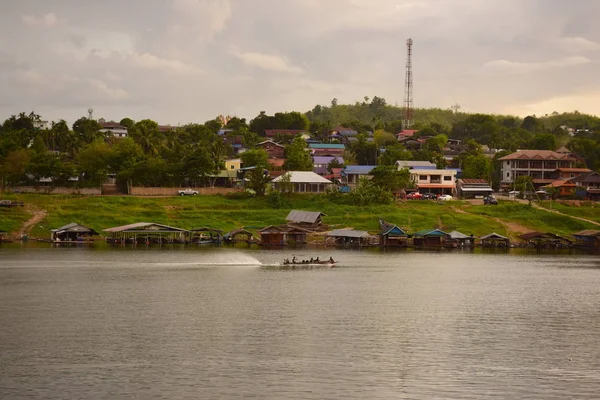 Byn Med Flytande Hus Och Segelbåtar Thailand — Stockfoto