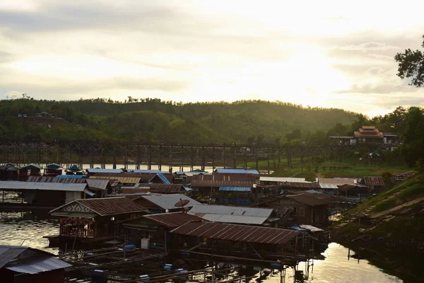 Pueblo Con Casas Flotantes Veleros Tailandia — Foto de Stock