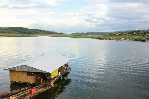 su üzerinde doğa manzara bulutlar