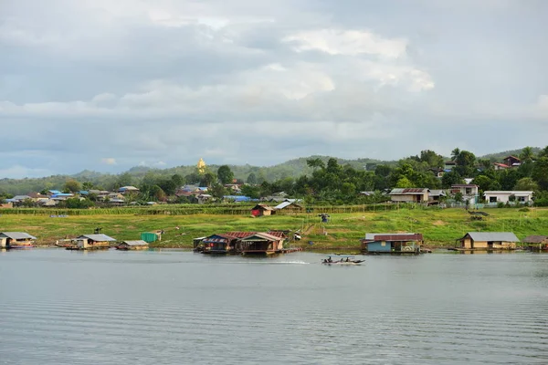su üzerinde doğa manzara bulutlar