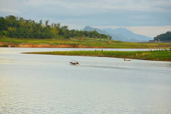 su üzerinde doğa manzara bulutlar