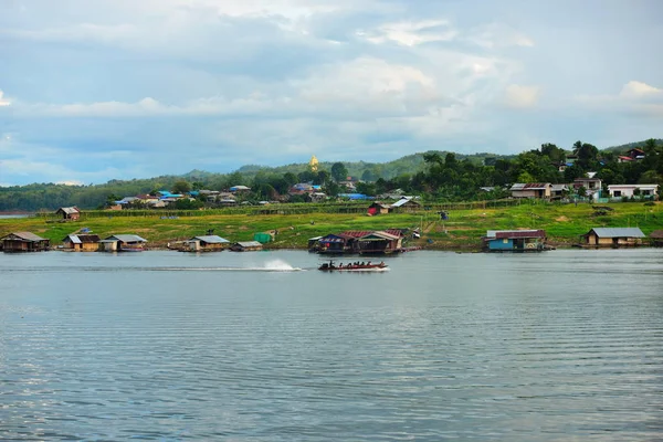 su üzerinde doğa manzara bulutlar