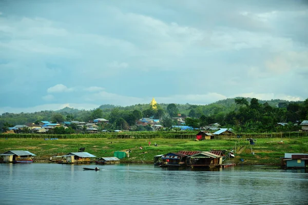 Деревня Плавучими Домами Парусниками Таиланд — стоковое фото