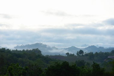 Dağların bulutlarla çevrili olduğu doğal manzara 