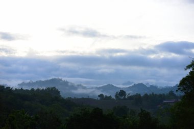 Dağların bulutlarla çevrili olduğu doğal manzara 