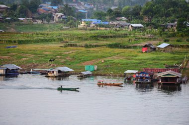 Yüzen evleri ve yelkenli tekneleri olan bir köy, Tayland.