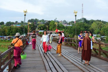 Tayland - 5 Mayıs 2018: Geleneksel Tayland Festivali sırasında Asyalılar.