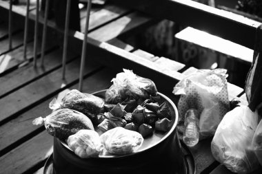 Tahta kasedeki taze baharatlar.